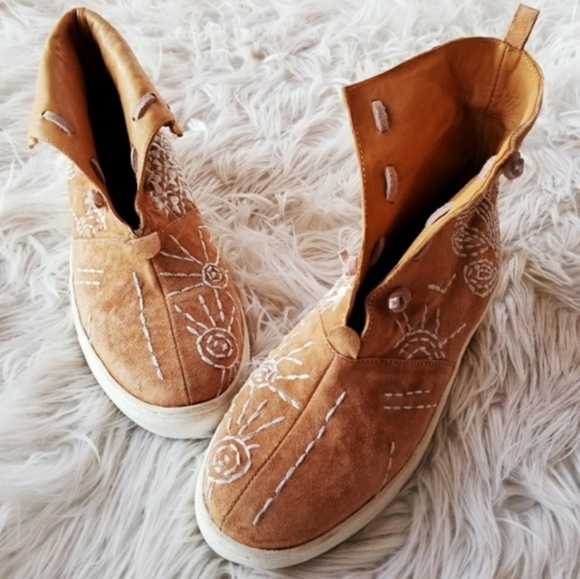 Free People Shoes - 🥂HP🥂Free People Embroidered Slip Ons